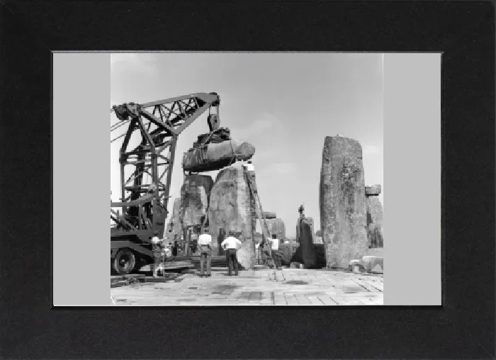 Gerahmter Druck : Steinhaus Hengstett. Wiedererrichtung des Trilithonsdachbodens im Jahr 1958 P50217 Gerahmter Druck : Steinhaus Hengstett. Wiedererrichtung des Trilithonsdachbodens im Jahr 1958 P50217