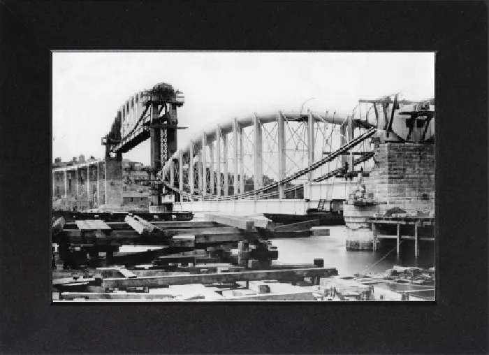 Gerahmter Druck : Königlicher Albert-Brücke, im Bau um 1858. Gerahmter Druck : Königlicher Albert-Brücke, im Bau um 1858.