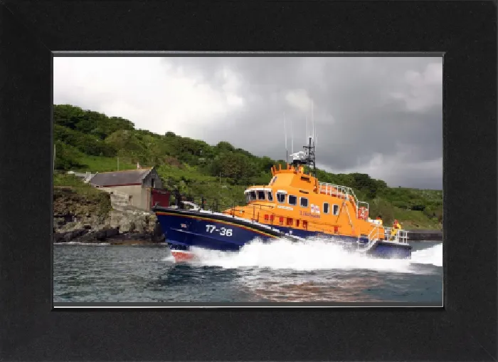 Gerahmter Druck : Der Rettungskraftboot der Klasse von Penlee Severn 17 / 36 Ivan Ellen segelt vor dem alten Bootshaus in Mousehole Gerahmter Druck : Der Rettungskraftboot der Klasse von Penlee Severn 17 / 36 Ivan Ellen segelt vor dem alten Bootshaus in Mousehole