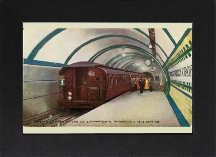 Gerahmter Druck : Piccadilly-Circus-Station der U-Bahn in Piccadilly, London Gerahmter Druck : Piccadilly-Circus-Station der U-Bahn in Piccadilly, London
