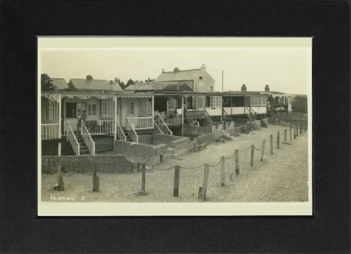 Gerahmter Druck : Urlaubshäuschen in Felpham bei Bognor Regis im Bezirk Arun in Südengland. Datum: Anfang des Jahrzehnts der 1930er Jahre