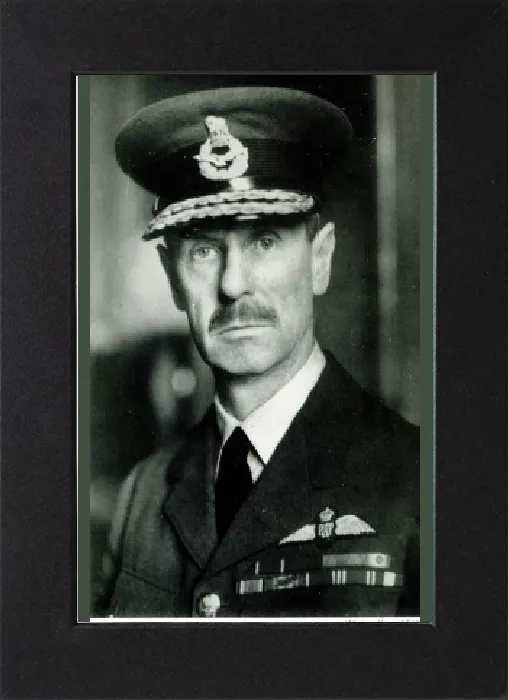 Gerahmter Druck : Fliegergeneralleutnant der Royal Air Force Sir Hugh Dowding im Zweiten Weltkrieg Gerahmter Druck : Fliegergeneralleutnant der Royal Air Force Sir Hugh Dowding im Zweiten Weltkrieg