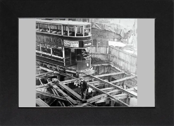 Gerahmter Druck : Ein Tram aus London über querschnittene und abgedeckte Arbeiten fährt Gerahmter Druck : Ein Tram aus London über querschnittene und abgedeckte Arbeiten fährt