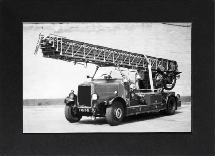 Gerahmter Druck : LCC-LFB LKW-Metz 100 Fuß-Turntableschiebetreppe Gerahmter Druck : LCC-LFB LKW-Metz 100 Fuß-Turntableschiebetreppe