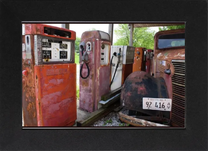 Gerahmter Druck : Rostige Benzinpumpen und Auto Gerahmter Druck : Rostige Benzinpumpen und Auto