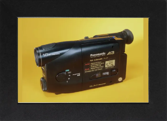 Gerahmter Druck : Camcorder. Kamerafilmrekorder (Analoge Handheld-Heimvideo-Kamera) Gerahmter Druck : Camcorder. Kamerafilmrekorder (Analoge Handheld-Heimvideo-Kamera)