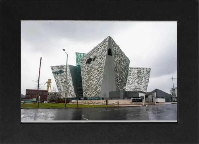 Gerahmter Druck : Das Titanic-Museum in Belfast im Norden Irlands an der Nordsee im Vereinigten Königreich Europas Gerahmter Druck : Das Titanic-Museum in Belfast im Norden Irlands an der Nordsee im Vereinigten Königreich Europas