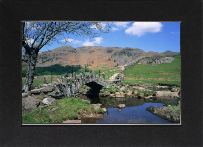 Gerahmter Druck : Slaters Brücke in Little Langdale im Lake-Distrikt von Cumbria in England im Vereinigten Königreich Europa