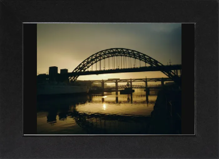 Gerahmter Druck : Tynebrücke in Newcastle upon Tyne im Tynedale in England im Vereinigten Königreich Europa Gerahmter Druck : Tynebrücke in Newcastle upon Tyne im Tynedale in England im Vereinigten Königreich Europa