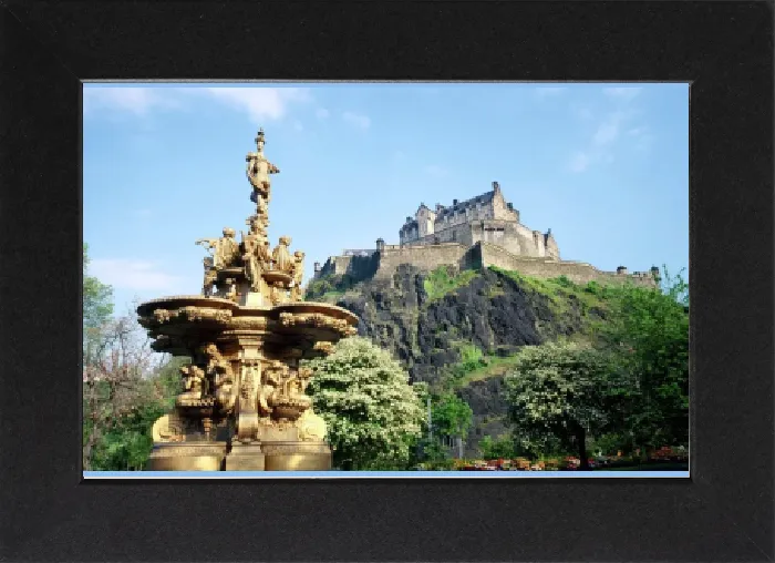 Gerahmter Druck : Edinburgher Festung und Wasserfontäne Gerahmter Druck : Edinburgher Festung und Wasserfontäne