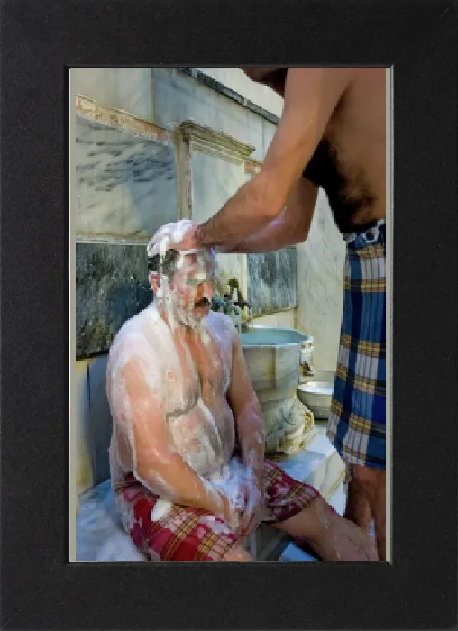 Gerahmter Druck : Die klassische türkische Badewanne-Massage und -waschung im Gagaloglu-Hammam Gerahmter Druck : Die klassische türkische Badewanne-Massage und -waschung im Gagaloglu-Hammam