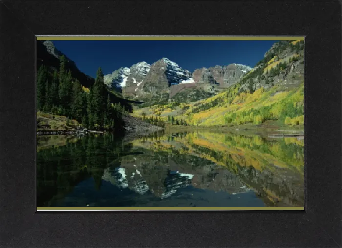 Gerahmter Druck : Die Maronen-Bell reflektiert im See nahe Aspen, Colorado, Vereinigte Staaten von Amerika Gerahmter Druck : Die Maronen-Bell reflektiert im See nahe Aspen, Colorado, Vereinigte Staaten von Amerika