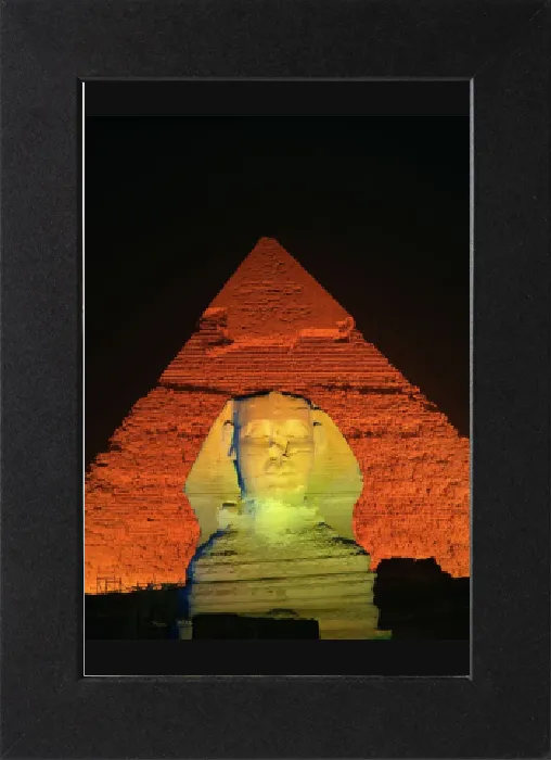 Gerahmter Druck : Die Sphinge und eine der Pyramiden beleuchtet bei Nacht, Gizeh Weltkulturerbe des UNESCO Gerahmter Druck : Die Sphinge und eine der Pyramiden beleuchtet bei Nacht, Gizeh Weltkulturerbe des UNESCO
