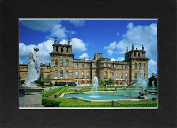 Gerahmter Druck : Wasserfountain und Statue im Garten vor Blenheim-Palast, Oxfordshire Gerahmter Druck : Wasserfountain und Statue im Garten vor Blenheim-Palast, Oxfordshire