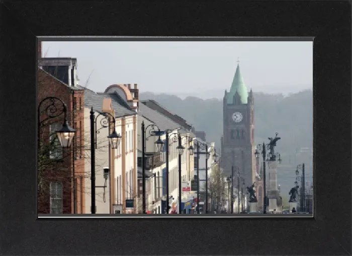 Gerahmter Druck : Stadt der Stadt Derry in Ulster im Nordirland in Großbritannien Europa Gerahmter Druck : Stadt der Stadt Derry in Ulster im Nordirland in Großbritannien Europa