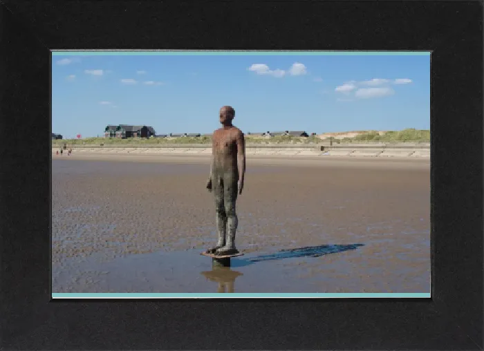 Gerahmter Druck : Einer der 100 Männer von Another Place, auch bekannt als Die Eisenmänner, Skulpturen von Antony Gormley Gerahmter Druck : Einer der 100 Männer von Another Place, auch bekannt als Die Eisenmänner, Skulpturen von Antony Gormley