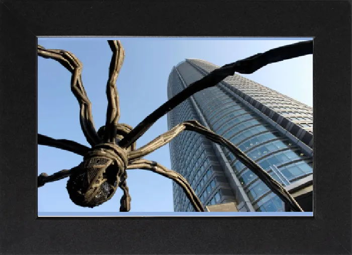Gerahmter Druck : Die Maman-Skulptur von Louise Bourgeois mit dem Mori-Tower im Roppongi-Hills-Komplex in Tokio, Japan Gerahmter Druck : Die Maman-Skulptur von Louise Bourgeois mit dem Mori-Tower im Roppongi-Hills-Komplex in Tokio, Japan