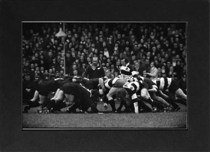 Gerahmter Druck : Sidi Goin und Gareth Edwards während des berühmten Spiels zwischen den All Blacks und Barbaren im Jahr 1973 Gerahmter Druck : Sidi Goin und Gareth Edwards während des berühmten Spiels zwischen den All Blacks und Barbaren im Jahr 1973