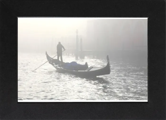 Gerahmter Druck : Gondel über den Großen Kanal wegen Nebels, Venedig, Venetien, Italien Gerahmter Druck : Gondel über den Großen Kanal wegen Nebels, Venedig, Venetien, Italien