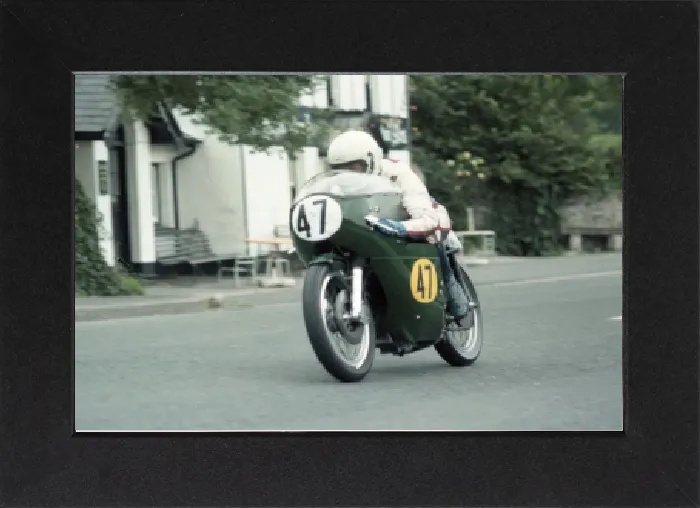 Gerahmter Druck : Richard Seeley 1980 Seniorenmannschaftsweltmeisterschaft auf der Isle of Man Gerahmter Druck : Richard Seeley 1980 Seniorenmannschaftsweltmeisterschaft auf der Isle of Man