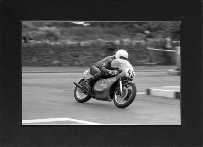 Gerahmter Druck : Dave Brown (Yamaha) 1981 Neulinge Isle of Mann TT Gerahmter Druck : Dave Brown (Yamaha) 1981 Neulinge Isle of Mann TT