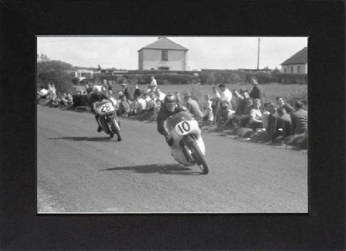Gerahmter Druck : Harry Turner (Norton) und Sam Hodgins (MV), 1959, Leichtgewichtiges Ulster Grand-Prix Gerahmter Druck : Harry Turner (Norton) und Sam Hodgins (MV), 1959, Leichtgewichtiges Ulster Grand-Prix
