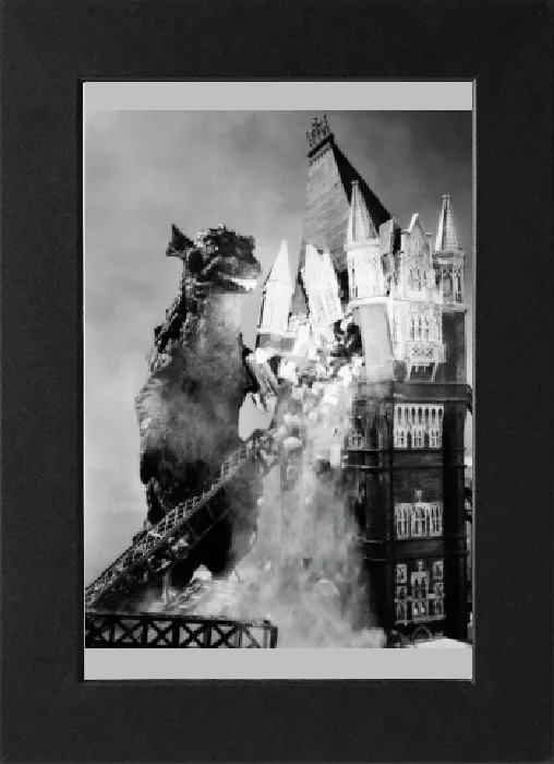Gerahmter Druck : Godzilla, ein Szenenbild aus einem Godzilla-Film Gerahmter Druck : Godzilla, ein Szenenbild aus einem Godzilla-Film