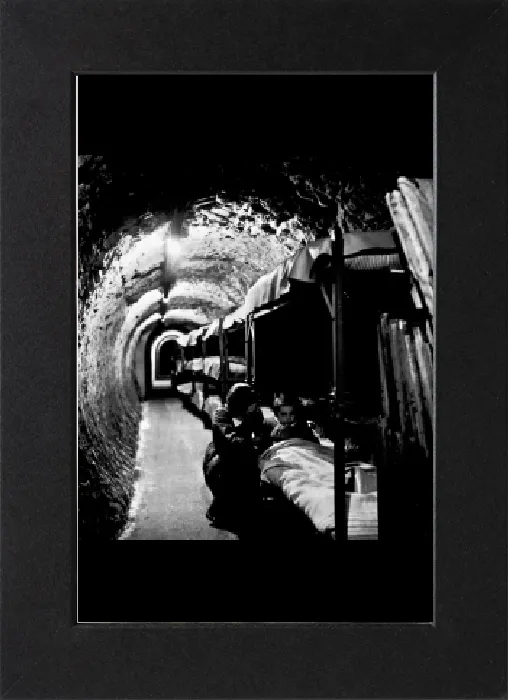Gerahmter Druck : BOMBSCHUTZWELLE IN DER U-BAHN UNTER LONDON DURCH DEN KRIEGSJÄHREN 1939-1945: Eine Frau kniet neben einer Mädchen im Bunkerbett in einem Bombenschutzraum unter der Londoner Untergrund, England Gerahmter Druck : BOMBSCHUTZWELLE IN DER U-BAHN UNTER LONDON DURCH DEN KRIEGSJÄHREN 1939-1945: Eine Frau kniet neben einer Mädchen im Bunkerbett in einem Bombenschutzraum unter der Londoner Untergrund, England