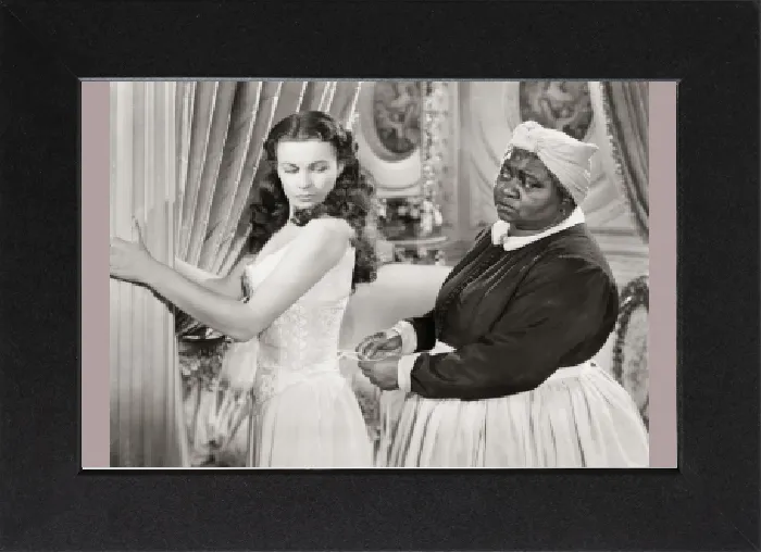 Gerahmter Druck : GONE MIT DER WINDE, 1939. Hatti McDaniel unterstützt Vivien Leigh während sie einige unerwünschte Ratschläge gibt. Gerahmter Druck : GONE MIT DER WINDE, 1939. Hatti McDaniel unterstützt Vivien Leigh während sie einige unerwünschte Ratschläge gibt.