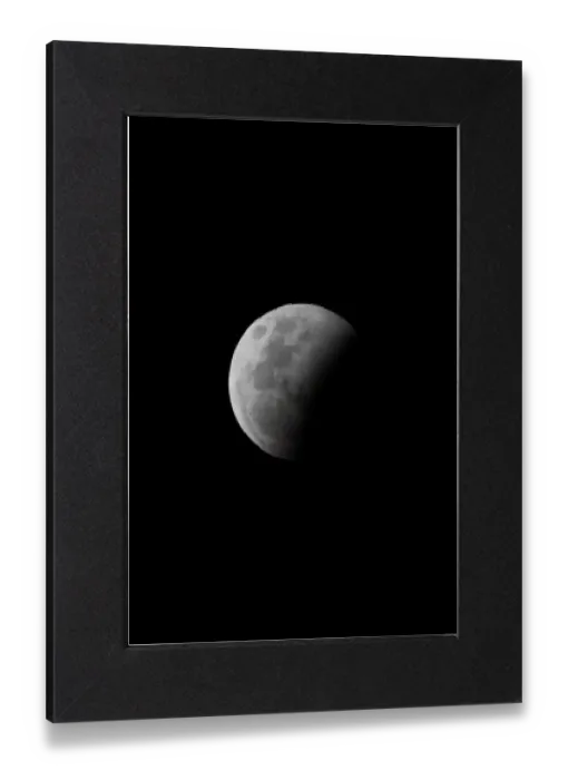 Gerahmter Druck : Teilbereich eines lunaren Eclipses einer vollen Mondwelle Gerahmter Druck : Teilbereich eines lunaren Eclipses einer vollen Mondwelle