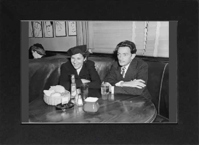 Gerahmter Druck : Salvador und Gala Dalí im Restaurant