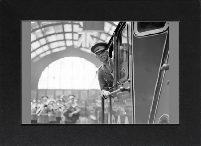 Gerahmter Druck : Am Kings Cross, Major General Sir Cecil Pereira im Führerstand des Coldstreamers. Gerahmter Druck : Am Kings Cross, Major General Sir Cecil Pereira im Führerstand des Coldstreamers.