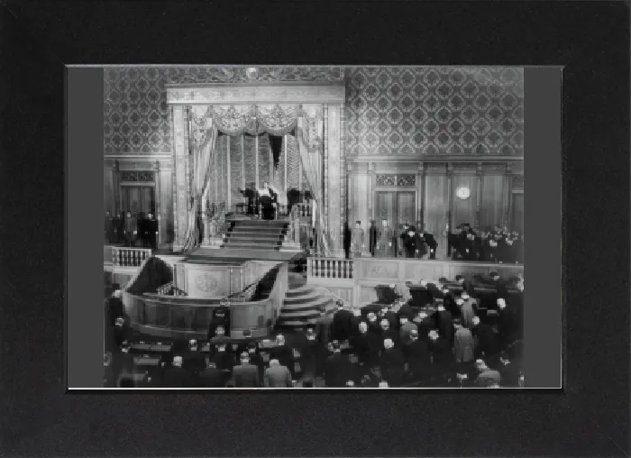 Gerahmter Druck : Am 3. November 1946 eröffnete der japanische Kaiser Hirohito die parlamentarische Sitzung, indem er eine neue Verfassung promulgierte. Foto USIS Gerahmter Druck : Am 3. November 1946 eröffnete der japanische Kaiser Hirohito die parlamentarische Sitzung, indem er eine neue Verfassung promulgierte. Foto USIS