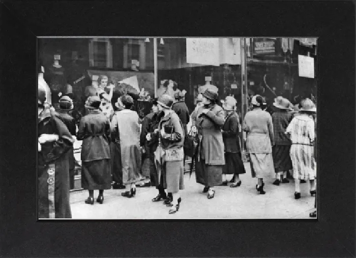 Gerahmter Druck : Einkaufsbesucher auf der Kensington High Street, London, 1926-1927 Gerahmter Druck : Einkaufsbesucher auf der Kensington High Street, London, 1926-1927