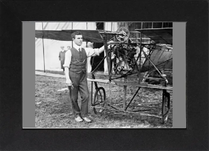 Gerahmter Druck : A.V.Roe und sein neues Flugzeug, ein Dreiflugzeug, in Blackpool am 19. Oktober 1909. Gerahmter Druck : A.V.Roe und sein neues Flugzeug, ein Dreiflugzeug, in Blackpool am 19. Oktober 1909.