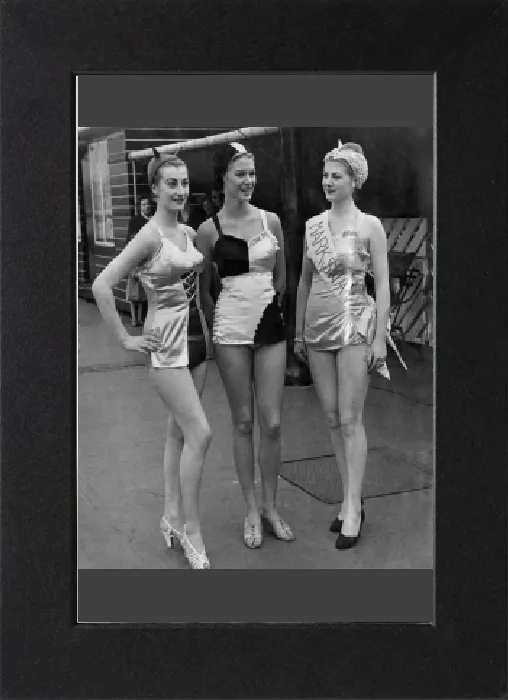 Gerahmter Druck : Unsinkbare Schwimmanzüge, die von Jean Marsh und Lillemor Knudson getragen wurden. September 1952 P017653 Gerahmter Druck : Unsinkbare Schwimmanzüge, die von Jean Marsh und Lillemor Knudson getragen wurden. September 1952 P017653