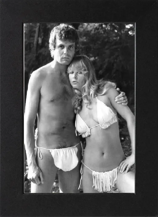 Gerahmter Druck : Mode - Strandbekleidung. Hier ist es! Der Tarzan- und Jane-Look. Gerahmter Druck : Mode - Strandbekleidung. Hier ist es! Der Tarzan- und Jane-Look.