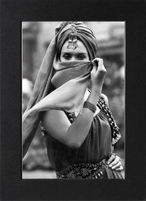 Gerahmter Druck : Mode - 1960er Jahre: Die Heatwave-Harem-Look. Vollständiges Harem-Gewand mag das coolest gewesen sein. Gerahmter Druck : Mode - 1960er Jahre: Die Heatwave-Harem-Look. Vollständiges Harem-Gewand mag das coolest gewesen sein.