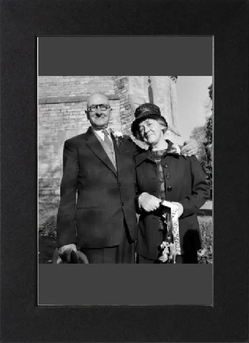 Gerahmter Druck : Alter Paar posiert zusammen nach ihrem Hochzeitstag, dem sie erst in einem Alter von 46 Jahren miteinander verheiratet haben