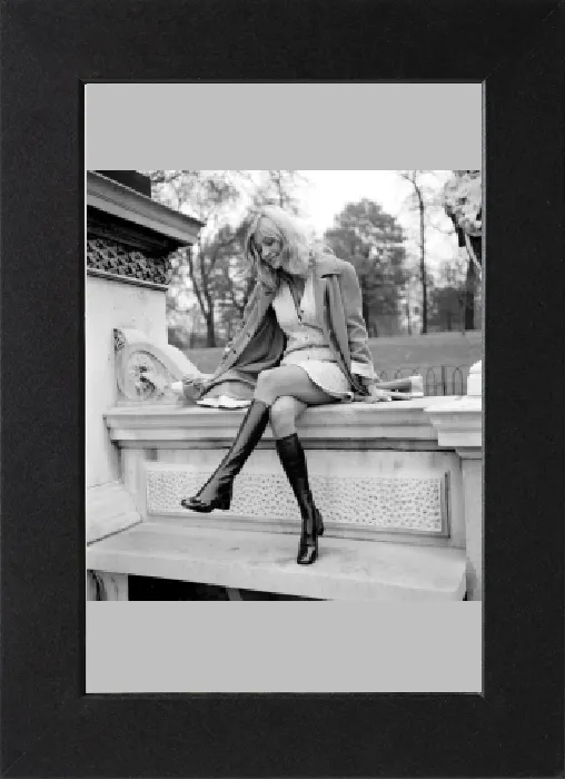 Gerahmter Druck : Mode Kleidung Frau Monika Hahn in den Schuhen von 69 / 11D im November 1969, Foto Z11146-006 Gerahmter Druck : Mode Kleidung Frau Monika Hahn in den Schuhen von 69 / 11D im November 1969, Foto Z11146-006
