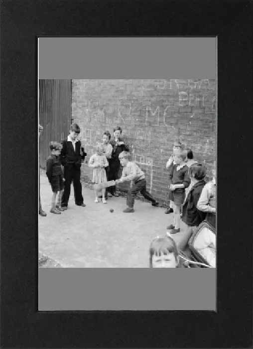 Gerahmter Druck : Kinder aus den Mietwohnblöcken von Govan, Glasgow sehen hier Kinder ein Straßenspiel spielen