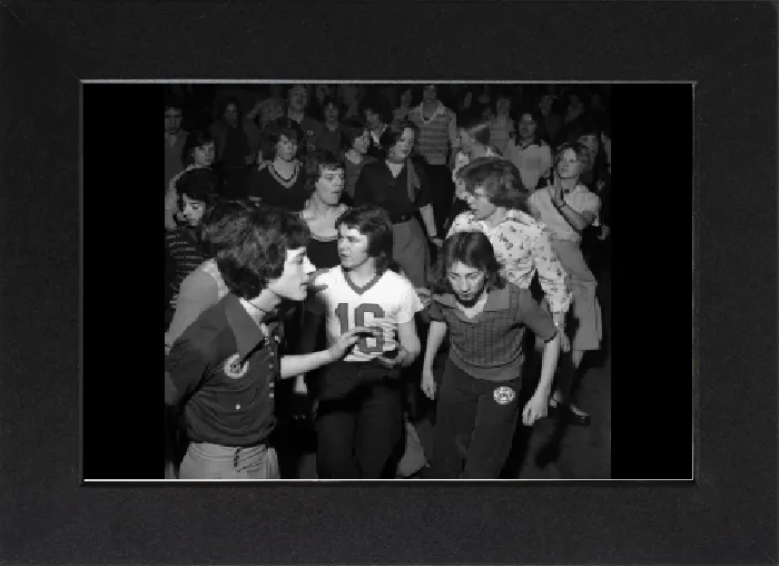 Gerahmter Druck : Wiganer Casinotänzer 1975 Nördlicher Soul-Disco Gerahmter Druck : Wiganer Casinotänzer 1975 Nördlicher Soul-Disco