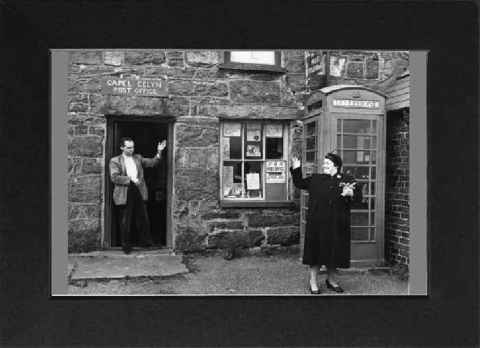 Gerahmter Druck : Waldsee Tryweryn - Herr Jones Parry, der Postmeister, vor seinem Briefboten in Capel Celyn