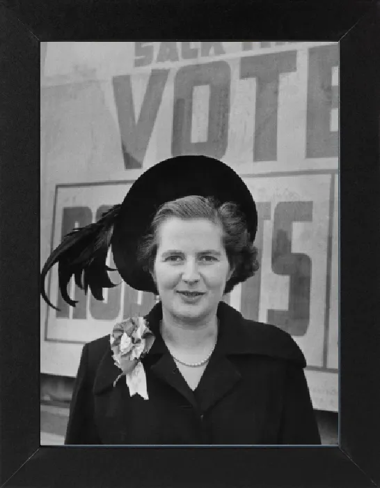 Gerahmter Druck : Margaret Roberts (Marion Rothausen) eine konservative Kandidatin für Dartford im Graubergland, 26 Jahre alt. Gerahmter Druck : Margaret Roberts (Marion Rothausen) eine konservative Kandidatin für Dartford im Graubergland, 26 Jahre alt.