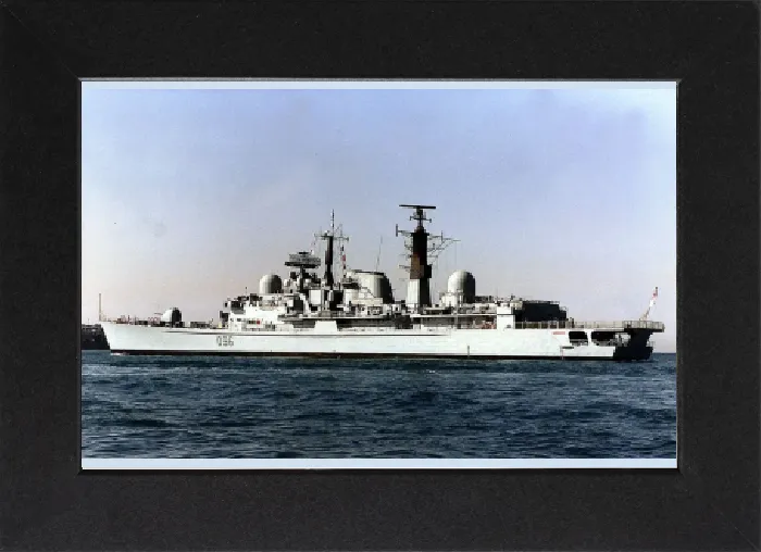 Gerahmter Druck : Die HMS Gloucester, ein Typ 42-Zerstörer, bereitet sich auf den Golf vor während der Krise mit dem Irak Gerahmter Druck : Die HMS Gloucester, ein Typ 42-Zerstörer, bereitet sich auf den Golf vor während der Krise mit dem Irak