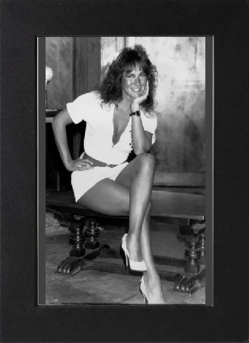 Gerahmter Druck : Linda Lusardi modelt sich als Krankenschwester für ihre Rolle in 'Doctor on the Boil' aus. Gerahmter Druck : Linda Lusardi modelt sich als Krankenschwester für ihre Rolle in 'Doctor on the Boil' aus.