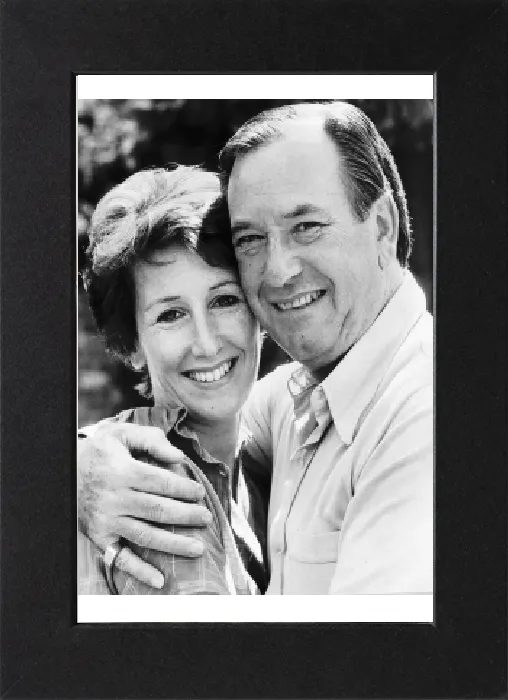 Gerahmter Druck : Jack Douglas ist Komiker und Schauspieler mit seiner Frau Su Douglas, Juli 1982 Gerahmter Druck : Jack Douglas ist Komiker und Schauspieler mit seiner Frau Su Douglas, Juli 1982
