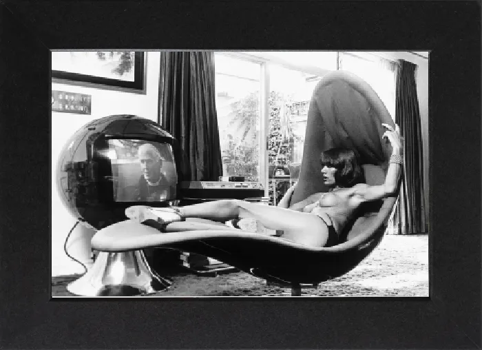 Gerahmter Druck : Fionna Richmonds Modell / Schauspielerin im Wohnzimmer ihrer Wohnung in London, 1976 Gerahmter Druck : Fionna Richmonds Modell / Schauspielerin im Wohnzimmer ihrer Wohnung in London, 1976