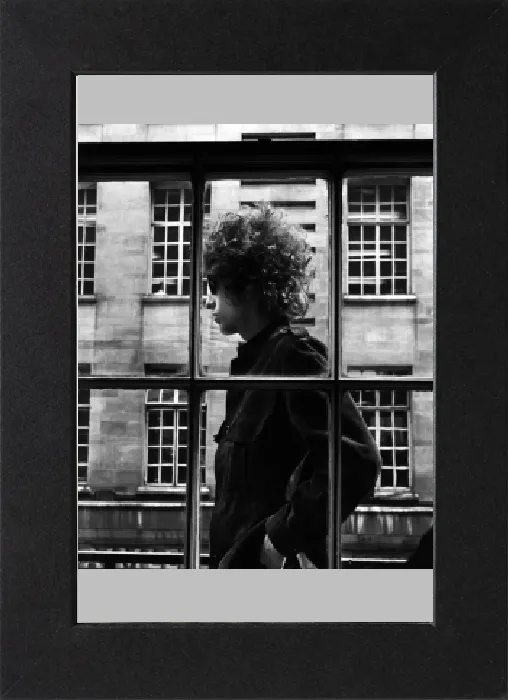 Gerahmter Druck : Amerikanischer Sänger Bob Dylan wird in einem Foto gesehen, während er durch das Fenster eines Geschäftsgebiets geht Gerahmter Druck : Amerikanischer Sänger Bob Dylan wird in einem Foto gesehen, während er durch das Fenster eines Geschäftsgebiets geht