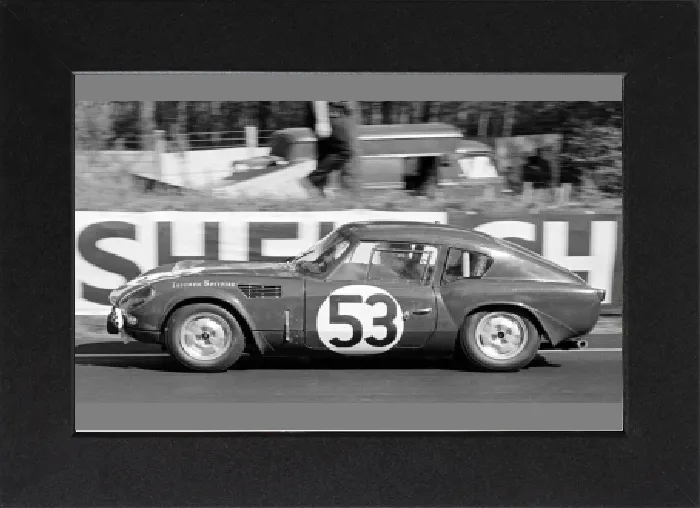 Gerahmter Druck : Die Triumpf-Spitfire mit dem Fahrer Peter Bolton und William Bradley bei der 24-Stunden-Rennen von Le Mans